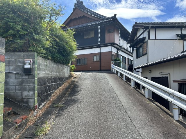 車の通り抜けが少なく落ち着いた前面道路！お子様も安心です
