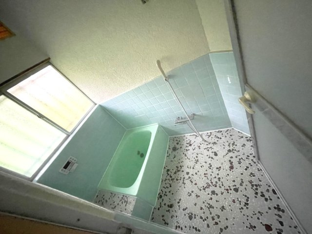 昔ながらの雰囲気のある広々とした浴室です