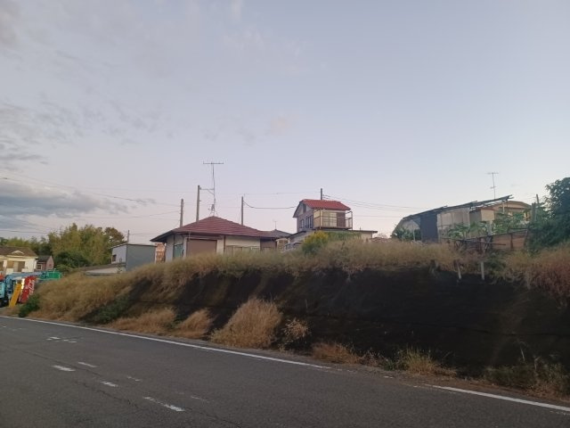 土地の形が極端に長細かったり、狭小地、あるいは道路との高低差がある傾斜地だった場合、後々売ろうとしても買い手がつかない場合もあります。後々、売却することになった時に価値の下がらない土地を選びましょう。