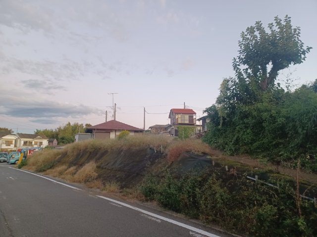 土地の面積＝住宅面積ではありません。建ぺい率の問題などで、土地のある場所によって住宅を建てられる面積は限られています。高さもしかり、「土地」という言葉の中には、建築条件も含まれると考えておきましょう。