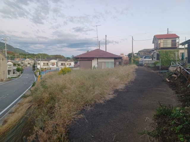 家を建てる場合、方位は要チェックです。現実的に日当たりのよい家ならばリビングは南側、建築基準法でも北側に当たる家への配慮は求められています。土地を見学に行く際は、方位磁針を持って行くようにしましょう。