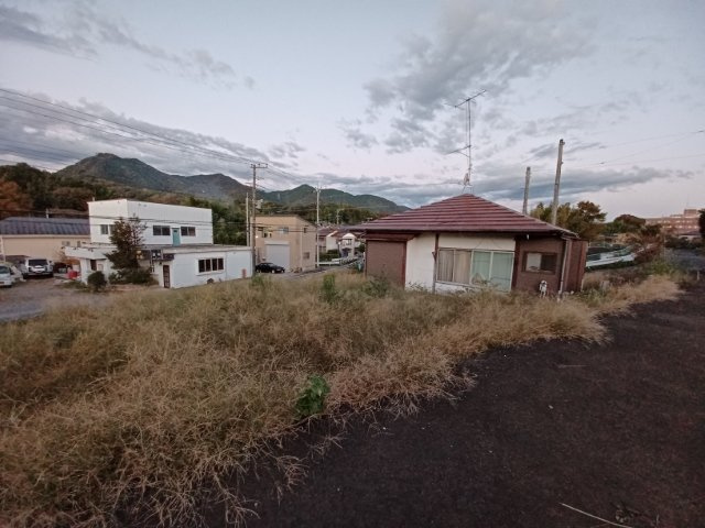 土地を買う際、住む地域の自治体や福祉の補助制度にも注目してみましょう。子供や老人の医療補助やゴミ出しのルールなど、自治体によってルールに大きな違いがあるため、暮らしやすい土地で判断するとよいでしょう。