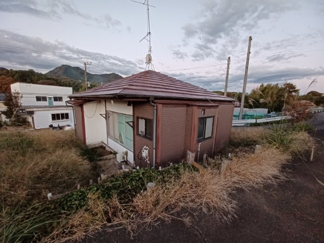 土地の前の道路に消火栓が設置されていることがあります。この場合、道路交通法第45条第1項により、駐車禁止の場所が指定されています。そのため、車庫などの駐車スペースをつくることができない場合があります。