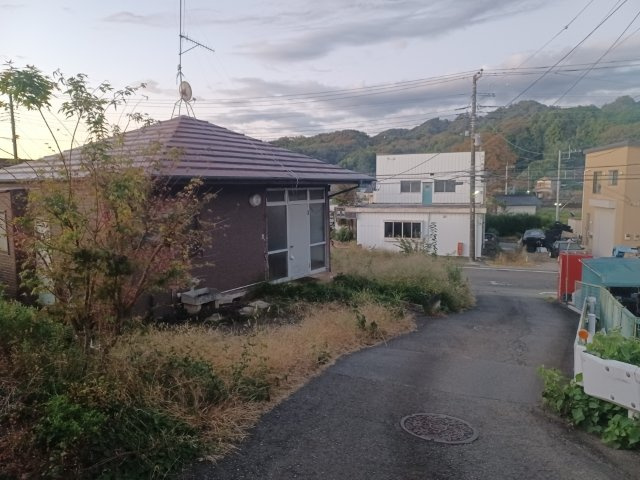 現地に行くなら、物件の周囲の地形がどうなっているかを見ることも大切です。周辺より低くなっている土地では、大雨などで水が集まりやすいため、地盤が弱くなっているということも考えられるため、注意が必要です。