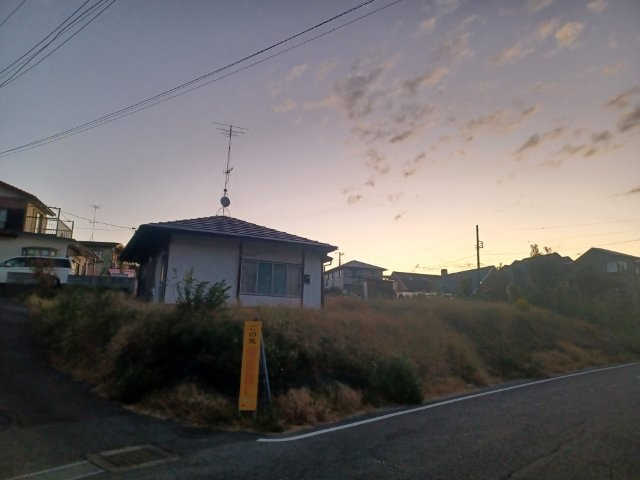 土地購入を検討されている場合、境界杭がない状態で購入してしまうと境界確定測量をする必要があり、費用がかかります。購入の前に、売主、隣土地所有者立ち合いのもと境界を確定し境界杭を設置するのがベストです。