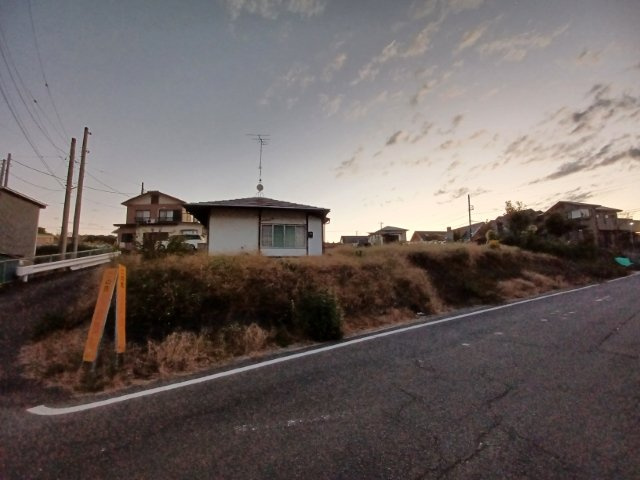 家を建てる前提で土地を探している場合、地盤の丈夫さは譲れない条件の一つです。地盤が脆弱だと追加工事が必要となります。また、過去に地盤沈下や液状化現象を起こした土地は、できるだけ避けた方がいいでしょう。