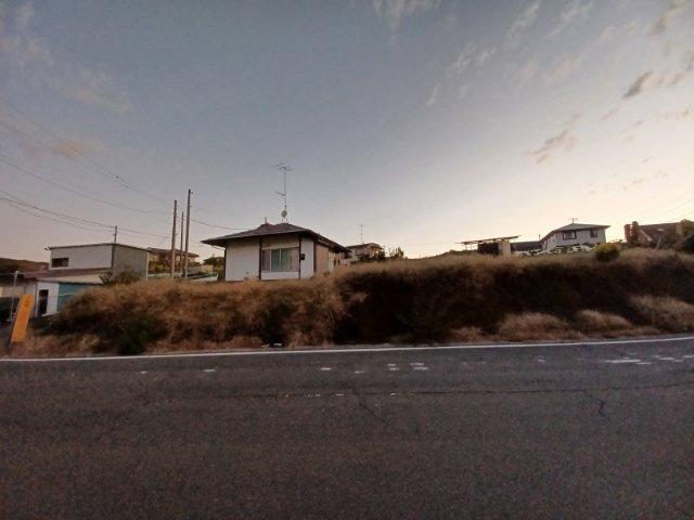 人が暮らすうえで日光は大切な要素となります。日当たりの良さは譲れないポイントですね。併せて近くに大きな建築物の建築予定がないか、あるいはそれが可能な土地が近くにないか事前に確認することもお勧めします。