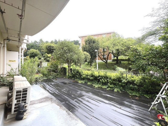 LDK前の南側には約42？の専用庭が広がり、ガーデニングやお子様の遊び場など多彩に活用できます。