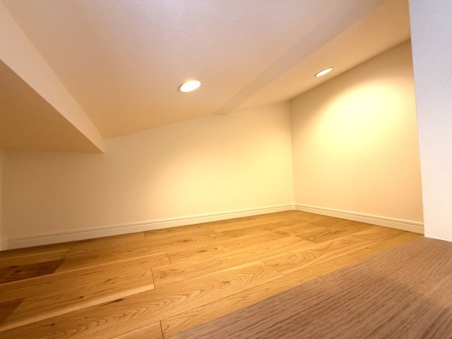 季節物の収納はもちろん、寝室や趣味の部屋としても活用できる隠れ家のようなロフト。ダウンライト付きで手元まで明るく、アイデア次第で多目的に楽しめる便利なボーナススペースです。