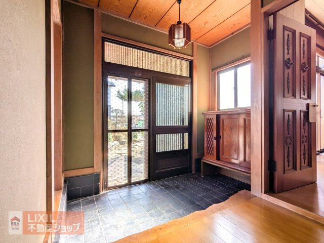 風情ある和の雰囲気が感じられるエントランスです。玄関扉に網戸が付いているため、風を通しつつ、虫の侵入に配慮しています。