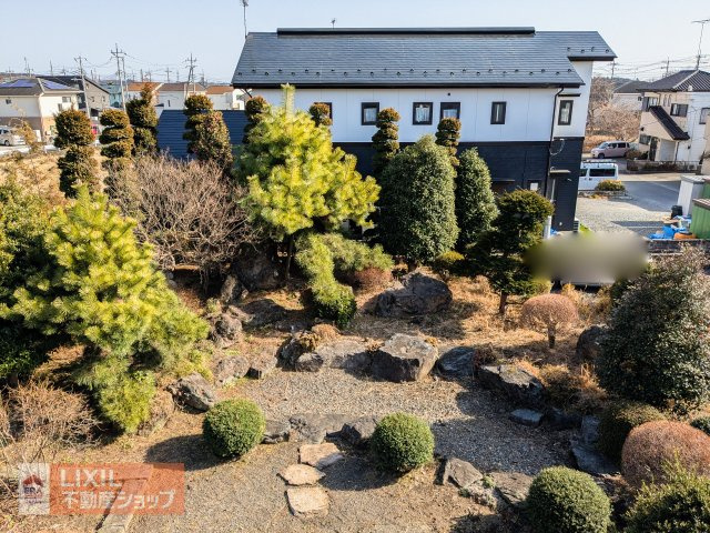 敷地の大半は日本庭園が広がっており、四季折々の表情を愉しむことができます。