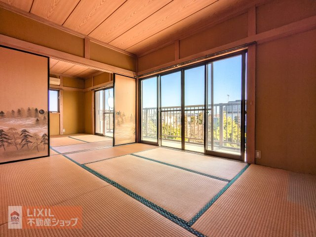 陽当たりの良い2階の和室です。収納もしっかり付いています。とても広々としています。　