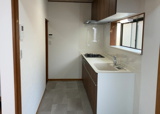 DKの物件でも広く見せたい方は、ダイニングスペースを広く使えるように工夫しましょう。低めのダイニングソファを置くと、家具の圧迫感が減り、広く見せることができ、ダイニングをリビングのように使用できます！