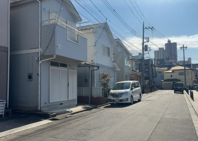 土地の形が極端に長細かったり、狭小地、あるいは道路との高低差がある傾斜地だった場合、後々売ろうとしても買い手がつかない場合もあります。後々、売却することになった時に価値の下がらない土地を選びましょう。