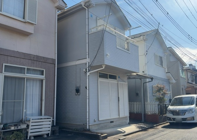 土地の面積＝住宅面積ではありません。建ぺい率の問題などで、土地のある場所によって住宅を建てられる面積は限られています。高さもしかり、「土地」という言葉の中には、建築条件も含まれると考えておきましょう。