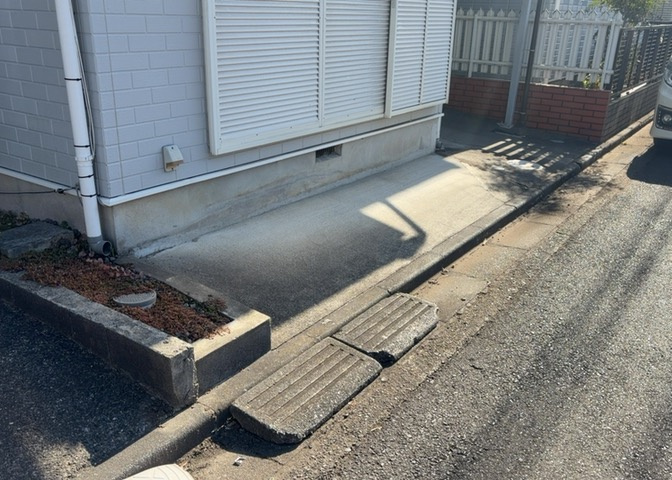家を建てる場合、方位は要チェックです。現実的に日当たりのよい家ならばリビングは南側、建築基準法でも北側に当たる家への配慮は求められています。土地を見学に行く際は、方位磁針を持って行くようにしましょう。