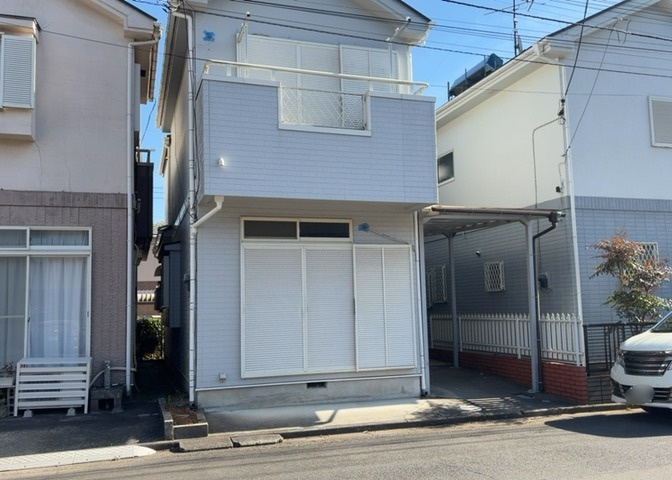 土地の前の道路に消火栓が設置されていることがあります。この場合、道路交通法第45条第1項により、駐車禁止の場所が指定されています。そのため、車庫などの駐車スペースをつくることができない場合があります。