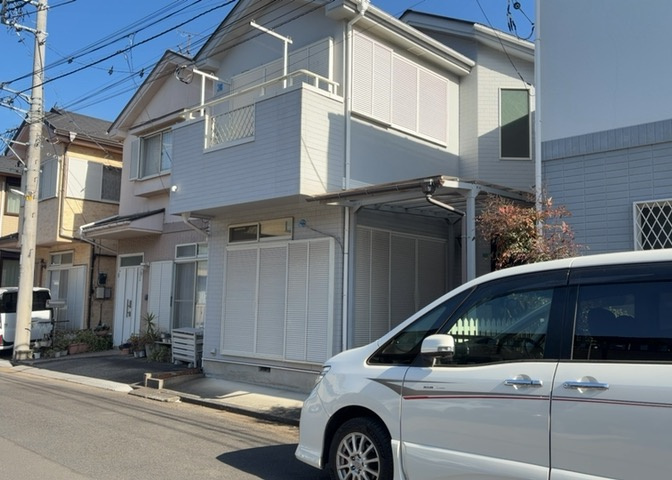 現地に行くなら、物件の周囲の地形がどうなっているかを見ることも大切です。周辺より低くなっている土地では、大雨などで水が集まりやすいため、地盤が弱くなっているということも考えられるため、注意が必要です。