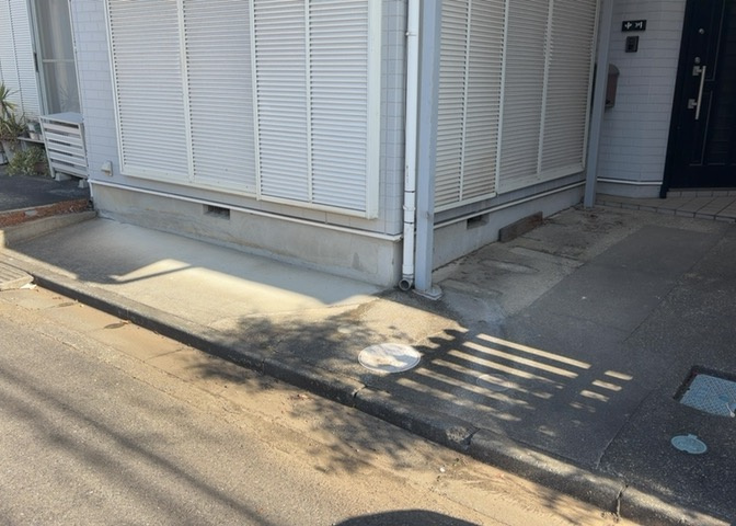 土地購入を検討されている場合、境界杭がない状態で購入してしまうと境界確定測量をする必要があり、費用がかかります。購入の前に、売主、隣土地所有者立ち合いのもと境界を確定し境界杭を設置するのがベストです。