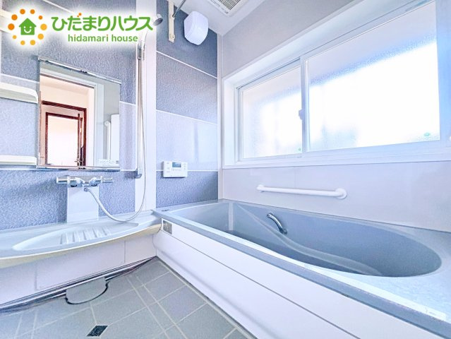 浴室には窓があり、換気が良好です。リラックスできるバスタイムを楽しむことができ、心地よい空間を提供します。