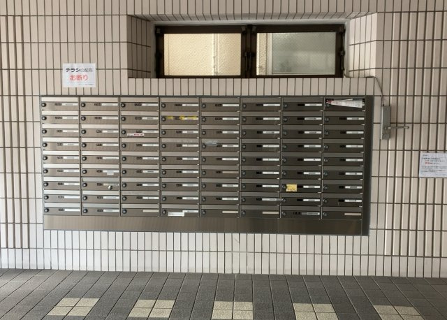 受付はマンションコンシェルジュがいる場合もあれば、管理人が滞在する小部屋を総称して呼ぶことがあります。主にエントランスに設置されていることから、防犯面でも期待ができます。防犯設備がない場合はより安心！