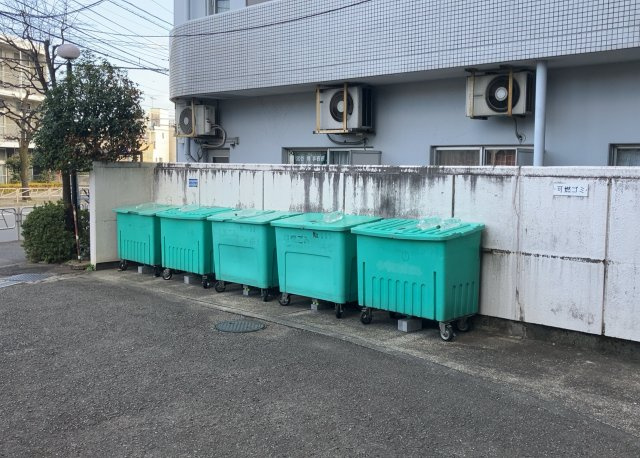 エントランス付近に設置されている集合ポストは、住んでいる部屋と離れているため、ポストをあさるなど誰かに何かされていても被害に気づきにくいです。入居する時には他人に特定されにくい番号で鍵をかけましょう！