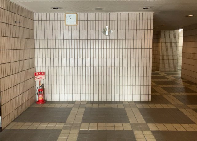 ロビーというと、エントランスと何がちがうの？と思いますよね。実はロビーとエントランスには明確な決まりはありません。物件によっては、エントランスを入って広がるある程度の広さのある空間がロビーとなります。