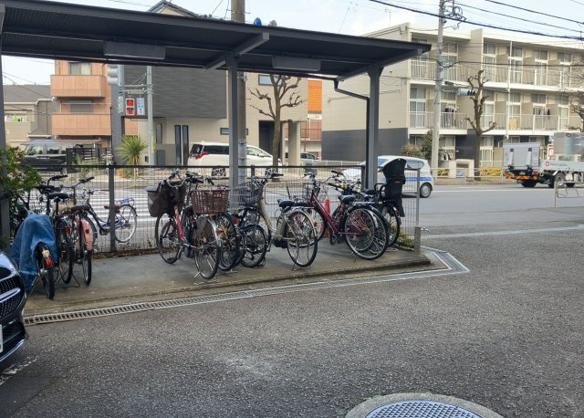 共有部分は、住民なら誰もが使える設備のこと。例えば駐車場やエレベーター、インターネット設備、セキュリティ設備などがあります。他にも、マンションの廊下・外部階段やエントランス・ゴミ置き場などがあります。