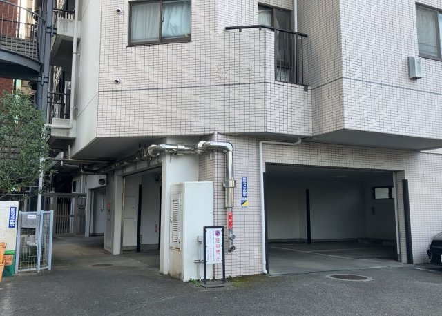 ＲＣ造、Reinforced　Concreteは直訳すると補強されたコンクリートです。主に柱や梁・床・壁が鉄筋とコンクリートで構成おり、鉄筋を組んだ型枠にコンクリートを流し込んで固めたものを指します。