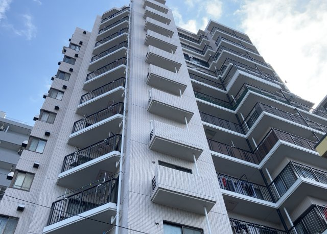 ＳＲＣ造は強度や耐震性の面でもRC造と比べて優れています。そのため、10階建以上の高層または超高層マンションなどの建築にも多く採用されています。柱や梁などのサイズが小さくても高い耐震性を確保できます。