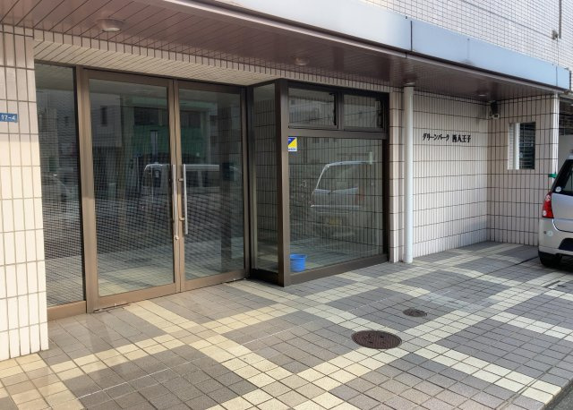 共用部分は、一棟の建物に住む区分所有者全員が共同で所有するとし、共用部分の管理、補修などは、区分所有者で形成される管理組合が行います。個人の判断で勝手に変更することはできませんので覚えておきましょう。