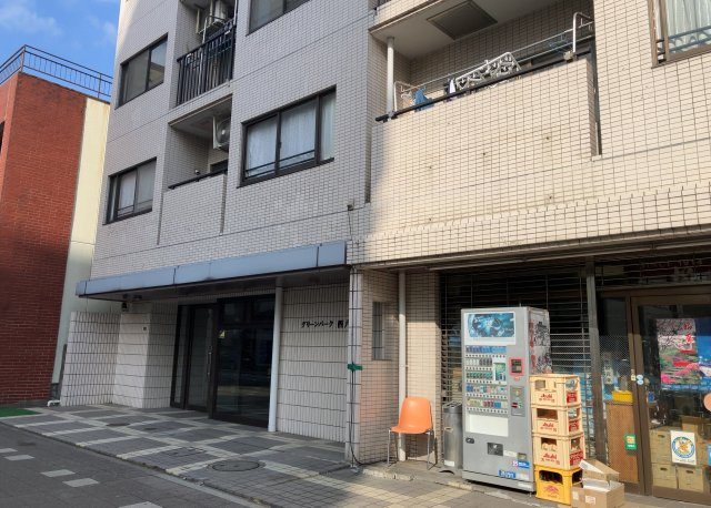外観はマンション管理がされているかの目安になります。築年数が古いと、壁面は劣化してひび割れが生じることも！建物が古びていても細かいところが修繕されていると、きちんと管理されているなぁと感じるでしょう。