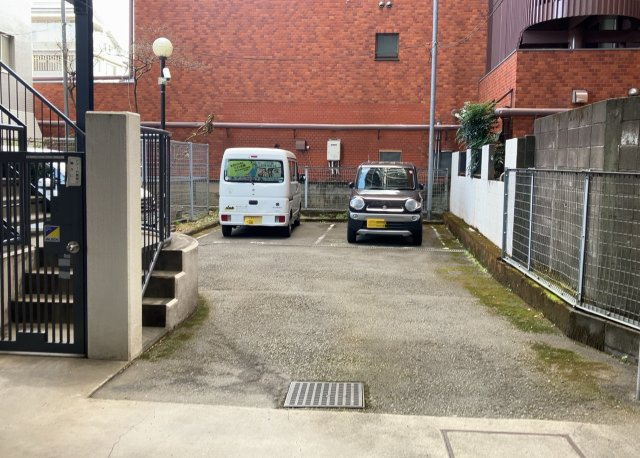 車一台あたりに必要なスペースは、標準サイズの普通自動車で横幅2m50cm、長さ5mは必要になります。ただし、乗降のことも考慮して横幅3m30cm、長さ5m50cmほどは確保できるところを選びましょう。
