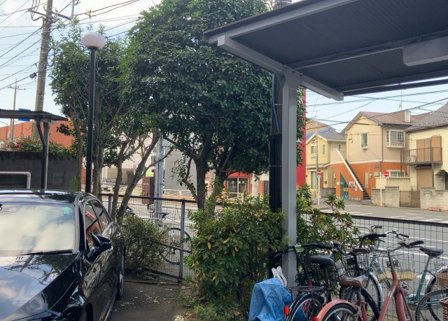 駐車場と明記されていても、最小スペースでつくられた駐車場だと大型車は駐車できなかったり、出入りしにくくなったりする可能性があります。お車のサイズと購入したい物件の駐車場のサイズを現地で確認しましょう。