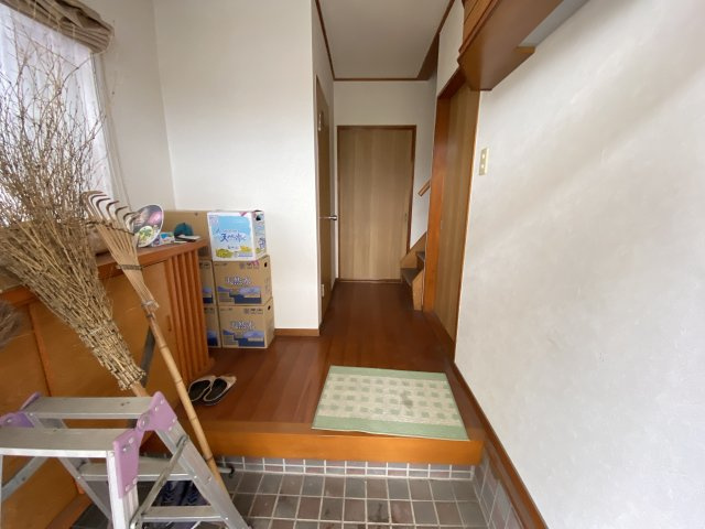 温かみある木目調の玄関ホールは、来客を気持ちよく迎える落ち着いた雰囲気。段差も低く、スムーズな上り下りが可能。収納やディスプレイスペースの工夫次第でさらに快適な空間にできます。