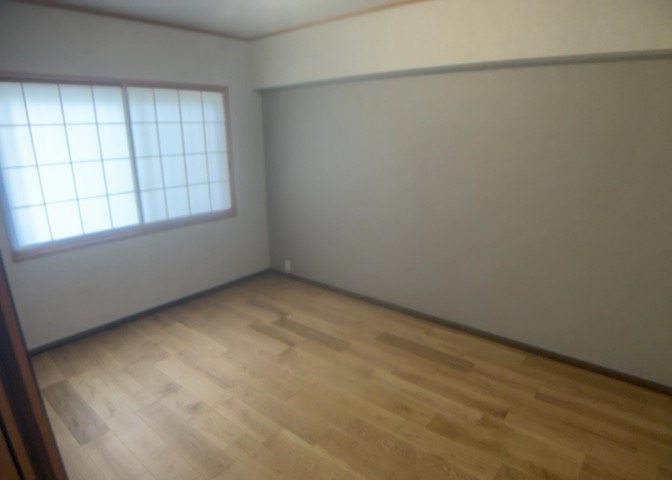 主寝室としても最適な約6.0帖の洋室です。内装張替済みで清潔感があり、静かな環境で心地よい睡眠をサポートします。ベッドやデスクを配置しやすい使い勝手の良いスクエアな形状も大きな魅力となります。