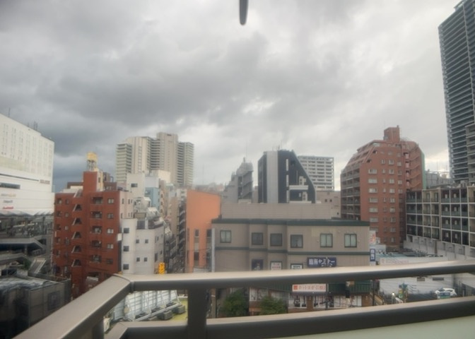 13階建ての6階部分から望む伸びやかな前面眺望です。周囲には遮るものがなく、遠くまで視界が開けた心地よい景色が広がります。季節や時間帯によって移り変わる街の表情を日常的に楽しめる魅力的な住環境です。