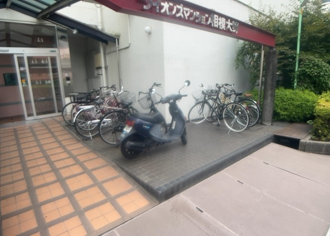 敷地内に用意された駐輪場スペースです。小田急線相模大野駅まで徒歩3分と近い立地ですが、自転車での近隣スーパーや施設への買い物、通勤通学の移動にも便利にご利用いただけます。空き状況はお問い合わせ下さい。