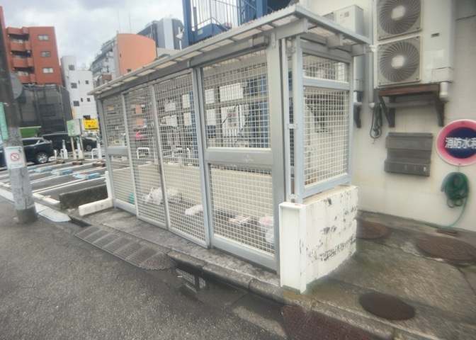 給水給湯配管の更新や追焚き配管の新規敷設、電気温水器交換など、見えないインフラ部分のリフォーム工事もしっかり行われています。専有面積72.96平米の住戸で長く安心してお暮らしいただける設備内容です。