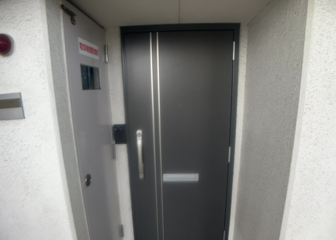 お部屋にはTVモニタ付インターホンが設置されており、訪問者の顔を室内からしっかり確認できます。相模大野駅から徒歩3分という駅近の利便性と併せて、ご家族の安全な暮らしを守る防犯設備が備わっています。