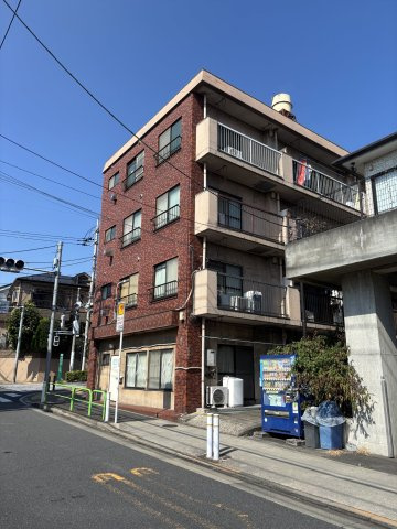 住む人を映し出す洗練された佇まいは、いつまでも輝き続けながらいつしか街の風景に溶け込んでいきます。