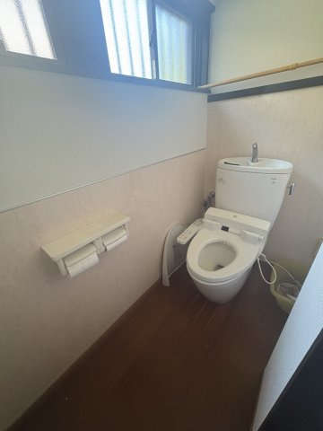 ゆとりのある広めな造り。高機能トイレ。