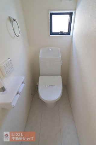 【トイレ】現地完成写真。温水洗浄暖房便座付き。