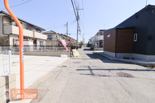 【前面道路】現地完成写真。道幅や駐車など、ご確認ください。