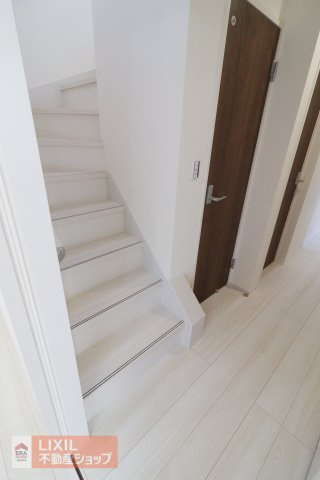 【内装】現地完成写真。階段は手すりもあり妊婦さんからお子様や高齢者も安心です。
