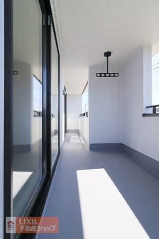 【バルコニー】現地完成写真。広々バルコニーでお布団や洗濯物がたくさん干せます♪