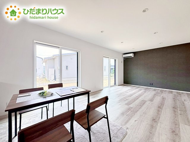 明るく開放的な空間が広がるLDK。室内には豊かな陽光が注ぎ込み、爽やかな住空間を演出。ホームパーティーでもゲストと一緒に料理を楽しみながら楽しい時間を過ごせそう。