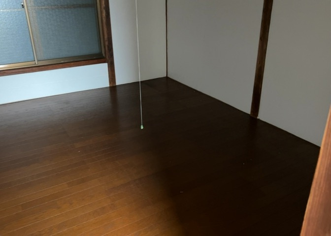 洋室のメリットは重い家具が置きやすく、身の回りが整理しやすいことです。　床がフローリングのため畳とは異なり凹みにくいです。　クローゼットなど収納が豊富で、普段使わない旅行カバンや服の整頓も簡単にです。