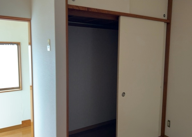デザイン性を重視しすぎて収納が少なかった！なんてことにならないため、事前に現地で収納の数を確認しておくことをお勧めします。クローゼット以外にも床下収納や屋根裏収納、パントリーなどもチェックしましょう。