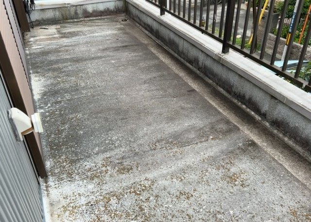 バルコニーは、室外の専用スペースのうち、「屋根がなく開放された空間」であるものを指します。ベランダより広いタイプのものが多く、日当たりもよいため家庭菜園などを楽しみたい人にとって適した環境となります。